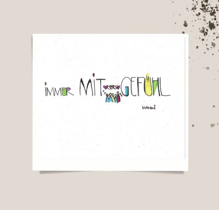 weiße Postkarte mit bunter Schrift "immer Mit-Gefühl"
