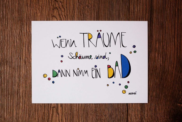 weiße Postkarte mit bunter Schrift "Wenn Träume Schäume sind, dann nimm ein Bad"