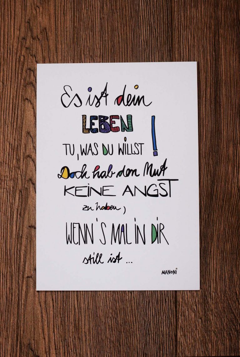 weiße Postkarte mit bunter Schrift "Es ist dein Leben. Tu, was du willst! Doch hab den Mut, keine Angst zu haben, wenn's mal in dir still ist."