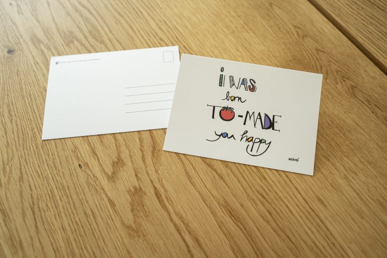 weiße Postkarte mit bunter Schrift "I was born to made you happy"