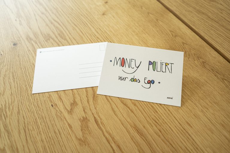 weiße Postkarte mit bunter Schrift "Money poliert nur das Ego"