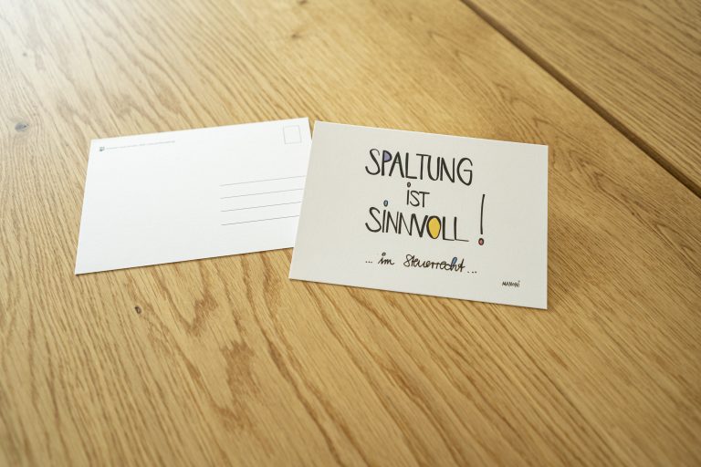 weiße Postkarte mit bunter Schrift "Spaltung ist sinnvoll! ... im Steuerrecht..."