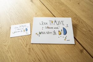 weiße Postkarte mit bunter Schrift "Wenn Träume Schäume sind, dann nimm ein Bad"
