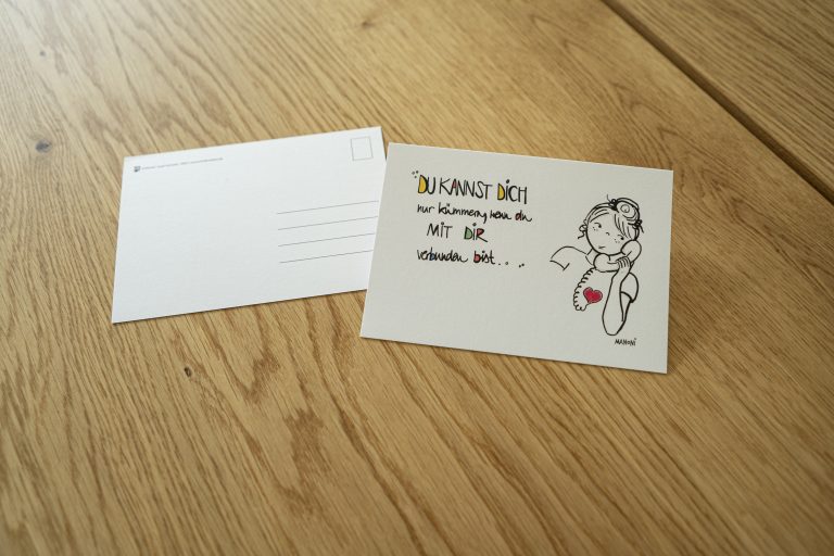 weiße Postkarte mit bunter Schrift "Du kannst dich nur kümmern, wenn du mit dir verbunden bist."